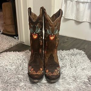 CORRAL WOMEN'S FLORAL EMBROIDERED LAMB LEATHER COWGIRL BOOTS - SNIP TOE